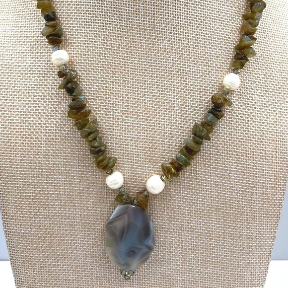The Unbranded Brand Jewelry - Vintage Gray Agate Pendant Necklace Labradorite Chip Beads Freshwater Pearls Y2K